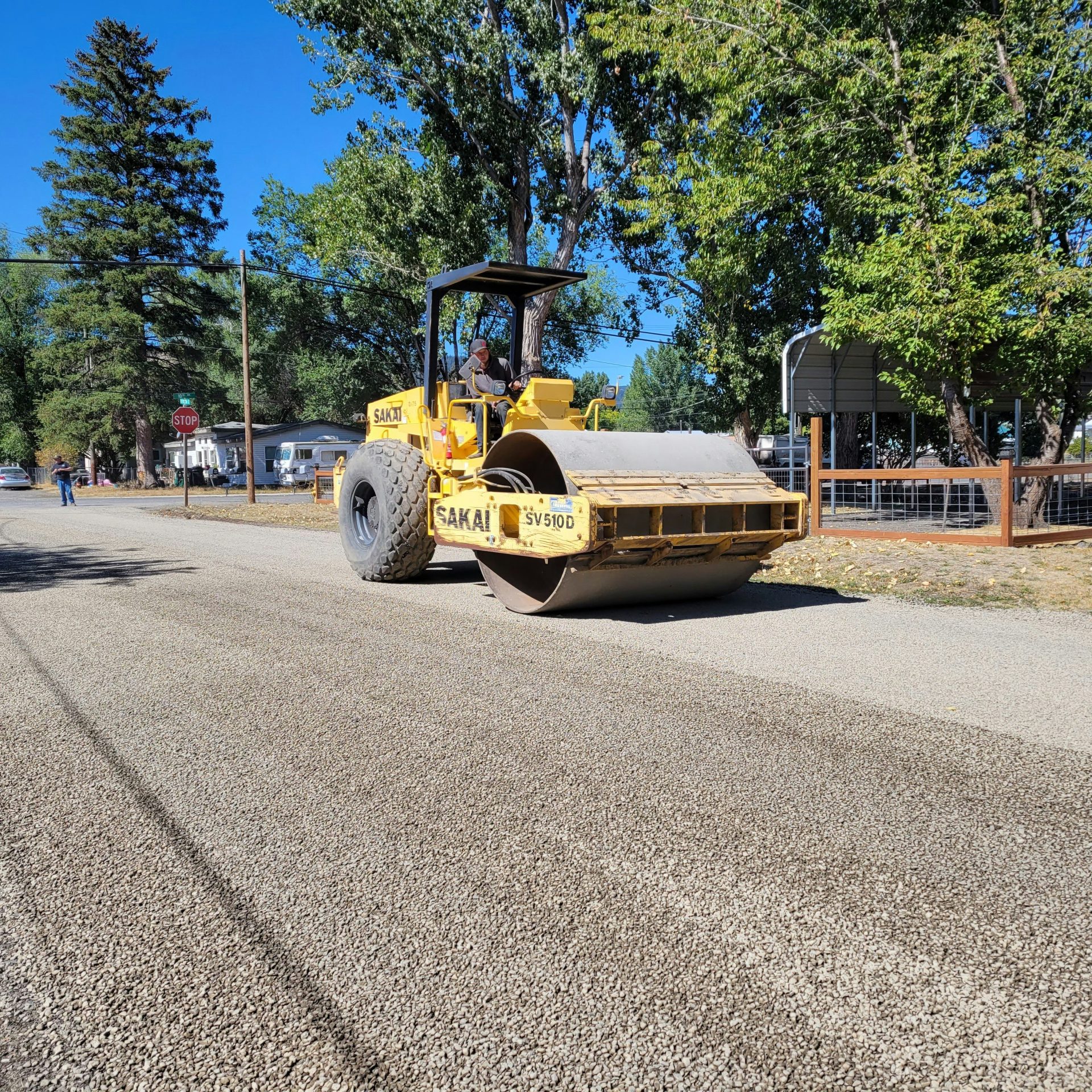 Ein Bulldozer steht am Straßenrand geparkt.